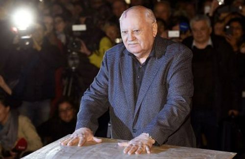 Gorbachov pone las palmas de sus manos en el Checkpoint Charlie