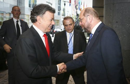 Juan Manuel Santos y Martin Schulz se saludan