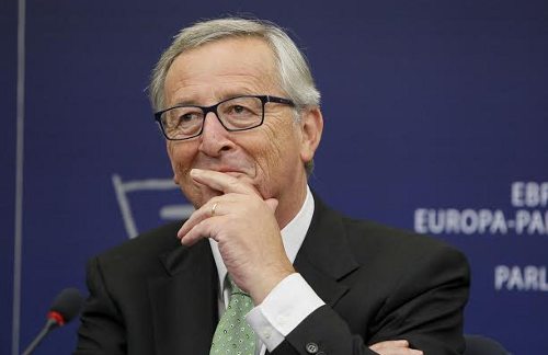 Juncker disimula una sonrisa 