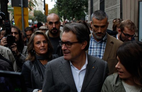 El president de la Generalitat, Artur mas, rodeado de una multitud de personas y periodistas