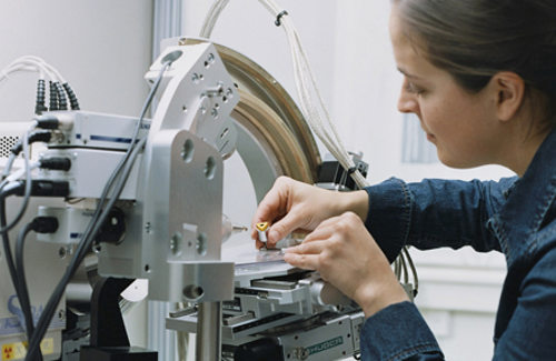 Una joven trabajando en una máquina
