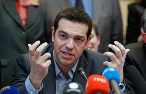 Alexis Tsipras, rodeado de micrófonos