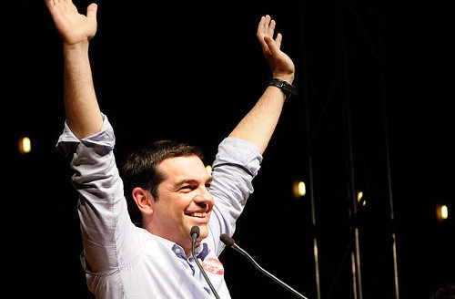 Alexis Tsipras con los brazos levantados en un mitin