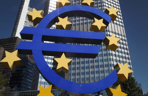Escultura del euro que hay a la entrada del edificio antiguo del BCE