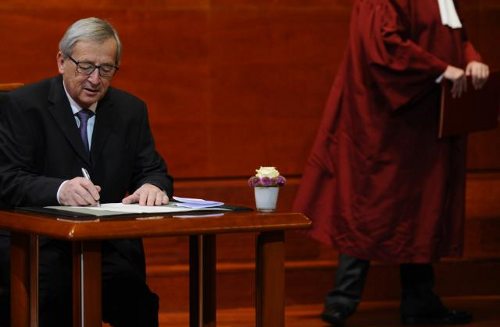 Jean-Claude Juncker firma el acta de su juramento