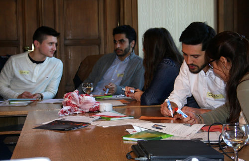 Un grupo de jóvenes en una sesión de trabajo