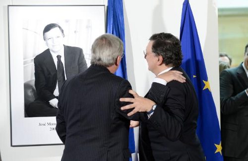 Juncker y Barroso miran el retrato de este último 