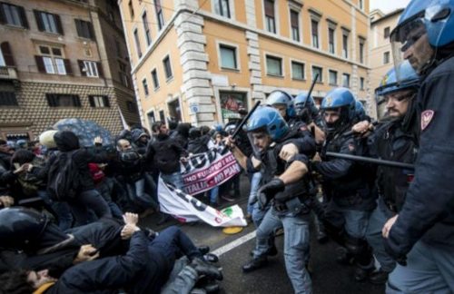 La policía reprime con dureza a los manifestantes