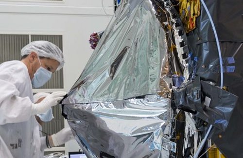 Un investigador de la ESA pone una manta térmica en la antena del Sentinel 3