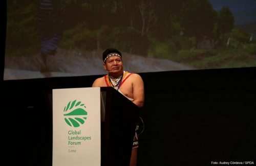 Cándido Menzúa Salazar, con la ropa de su tierra habla en la conferencia
