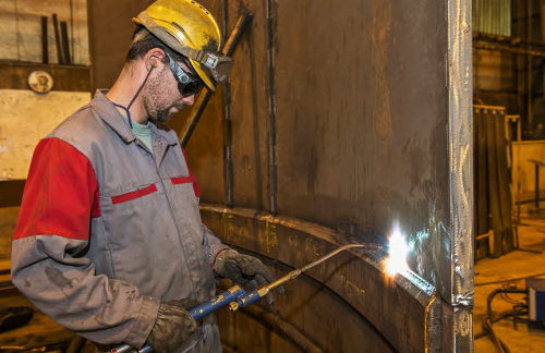 Un hombre trabajando en la industria del acero