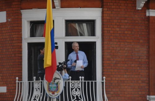 Julian Assange en el balcón de la Embajada de Ecuador