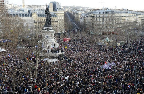 Enorme multitud en la manifestación de París