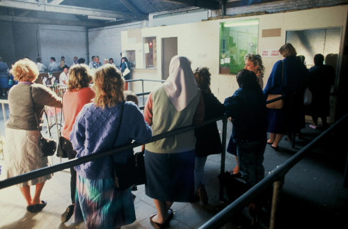 Mujeres esperando turno en una oficina de empleo en España