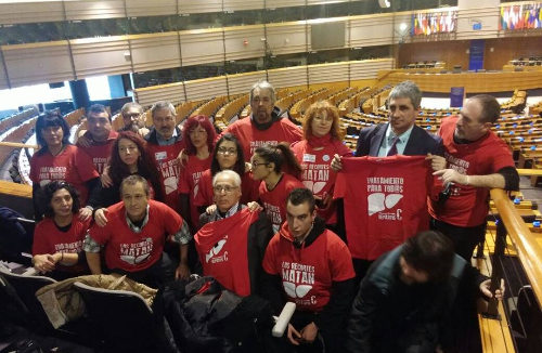 Un grupo de enfermos de hepatitis C en el Parlamento Europeo