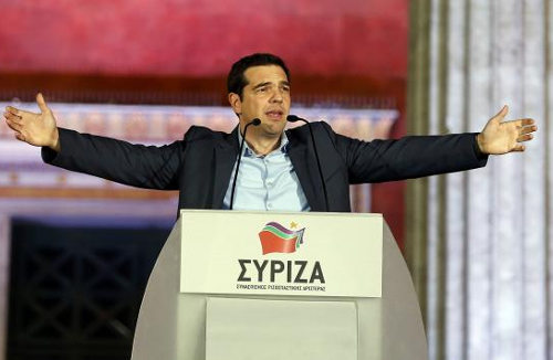 Tsipras con ambos brazos abiertos habla a sus seguidores tras las votaciones
