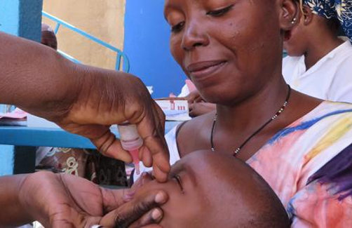 Un sanitario da una vacuna a un bebé