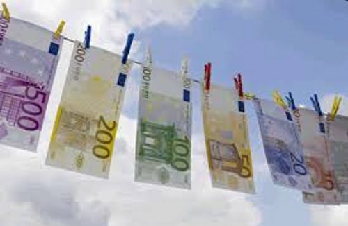 Billetes de euro en un tendedero