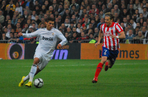 Cristiano Ronaldo y Diego Forlán en un partido