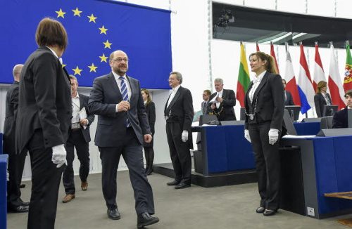 Martin Schulz pasa entre los bedeles del Parlamento Europeo