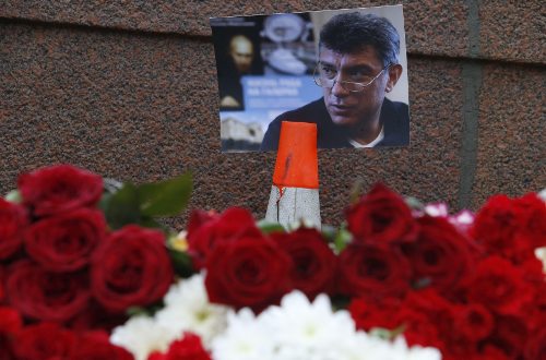 Una foto, ramos de flores y velas en el lugar en el que asesinaron a Nemtsov 