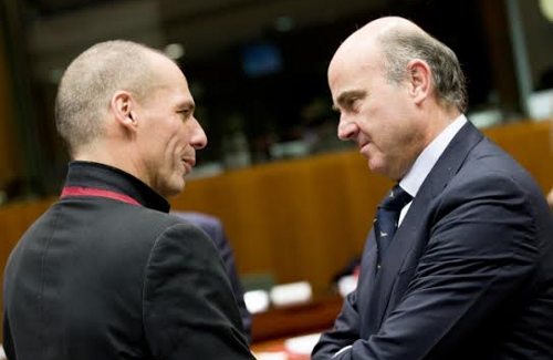 Los ministros de economía griego y español charlan