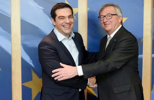 Alexis Tsipras y Jean-Claude Juncker, se saludan afectuosamente