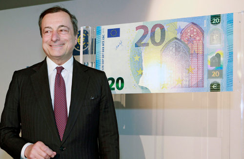 Mario Draghi delante de un billete de 20 euros a tamaño aumentado