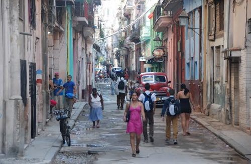 Gente en una calle de Cuba