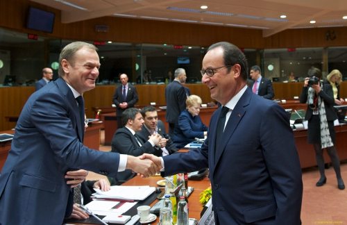 Donald Tusk y François Hollande se saludan, al fondo Renzi y Tsipras hablan de forma distendida