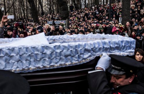 Miles de personas rodean el féretro abierto y llevado a hombros de Boris Emtsov