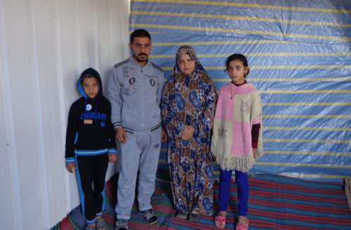 Familia de Gaza en un refugio, los padres y dos niños