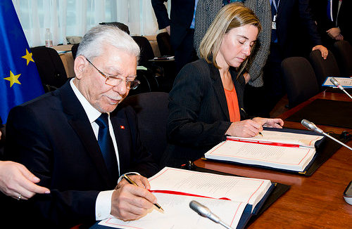 Federica Mogherini y el representante de Túnez firman 