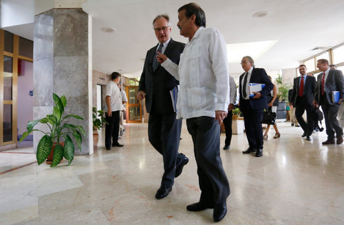 El vicecanciller cubano Abelrdo Moreno con el negociador europeo, Christian Leffler