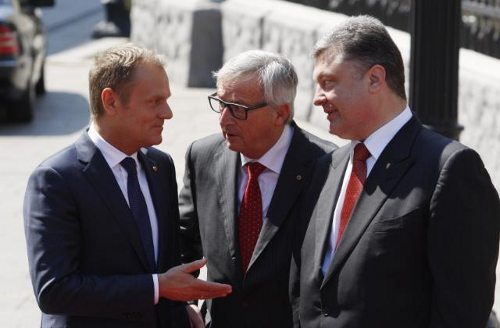 Donald Tusk, Jean-Claude Juncker y Petró Poroshenko, hablan