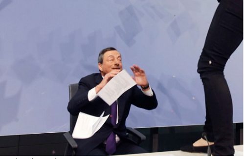 Draghi asombrado ante la activista encima de la mesa 