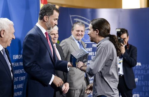 Pablo Iglesias saluda al Rey y le entrega un DVD de la serie 