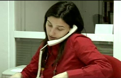 Una chica habla por teléfono