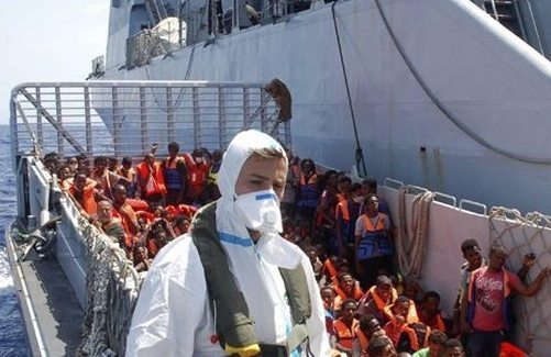 Un barco de la Guardia costera italiana lleno de inmigrantes