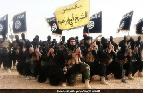 yihadistas con banderas