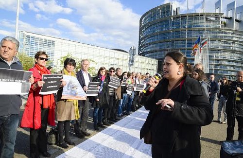 Manifestantes delante del PE