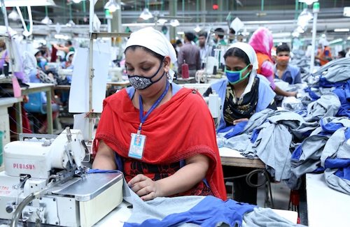Mujeres cosiendo en una fábrica