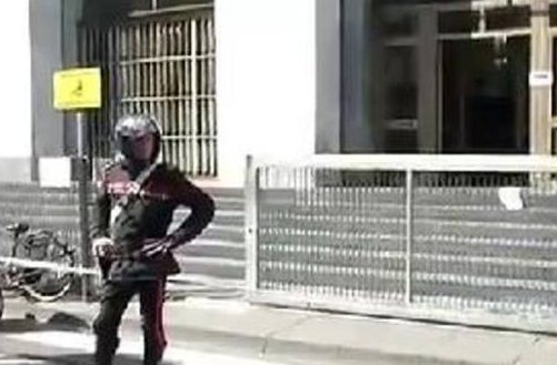 Un policía delante del Palacio de Justicia de Milán