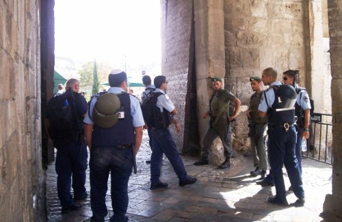 Policías y militares israelíes fuertemente armados charlan
