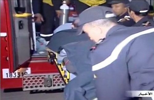 Policía marroquí introduce a uno de los montañeros en una ambulancia