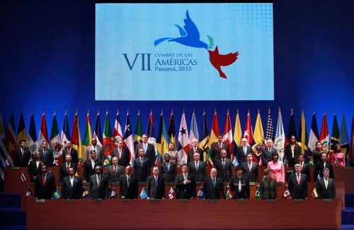 Fotografía de familia de los jefes de Estado y de Gobierno presentes en la Cumbre de las Américas