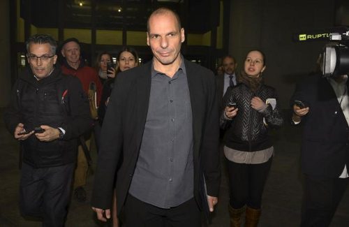 Yanis Varoufakis rodeado de periodistas