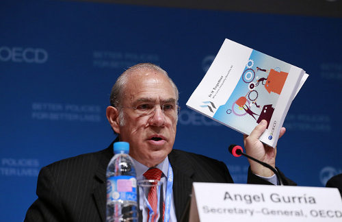 Ángel Gurría con el informe en la mano