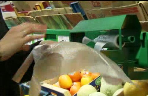 Una mujer saca una bolsa de plástico del expendedor en un supermercado