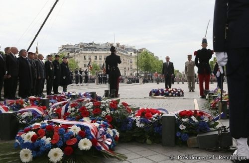 Ceremonia ante el monumento al soldado desconocido